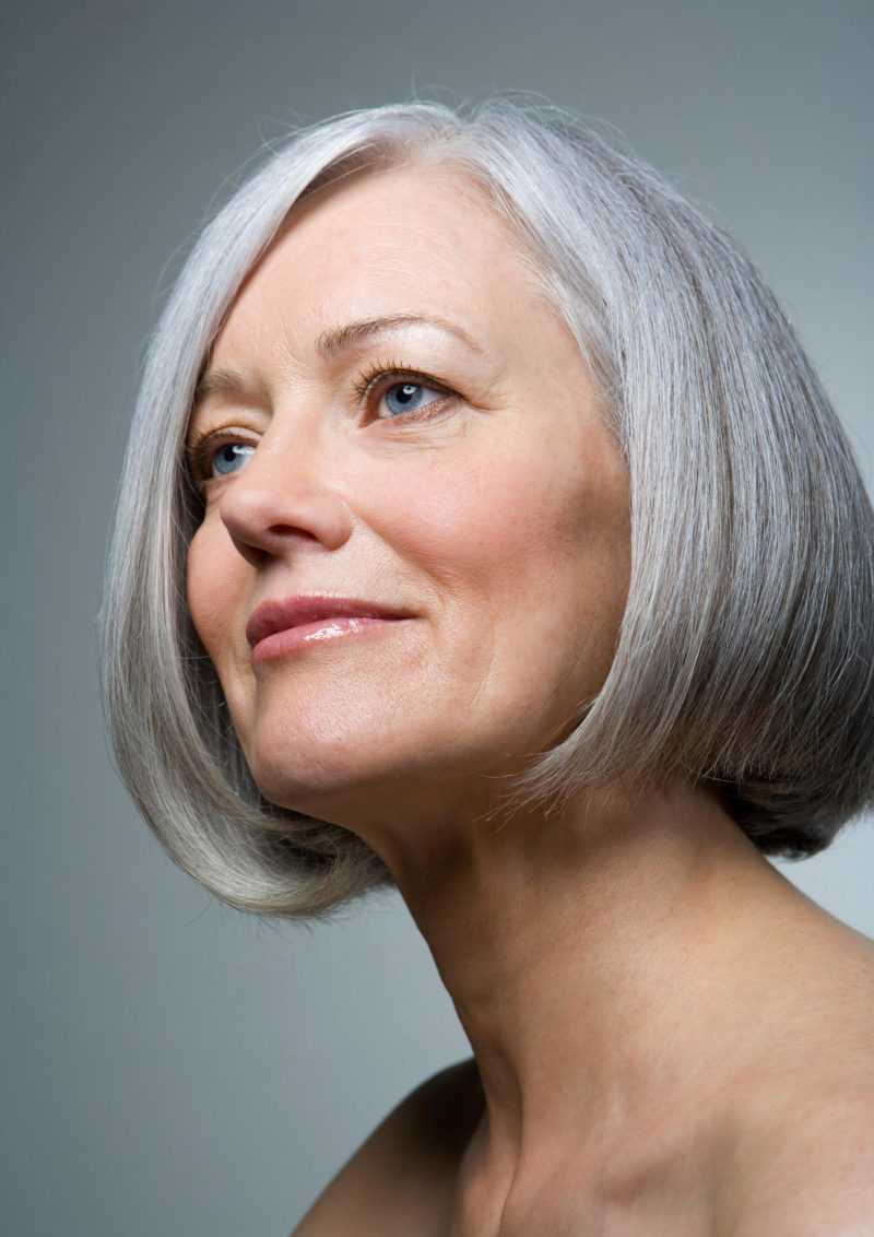 Женщины, которые перешли рубеж в 60 лет, продолжают хотеть выглядеть привлекательно и эффектно-современные стрижки для женщин 60 лет