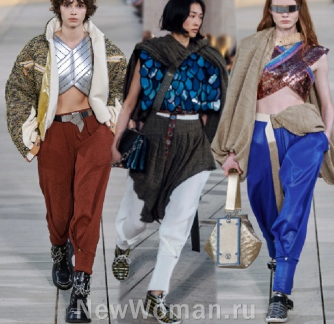 какие женские брюки модные в 2023 году - стильные луки с парижской недели моды от Louis Vuitton 