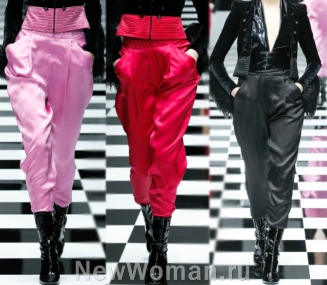 атласные брюки чиносы розового, красного и черного цвета - с чем носить, тренды 2023