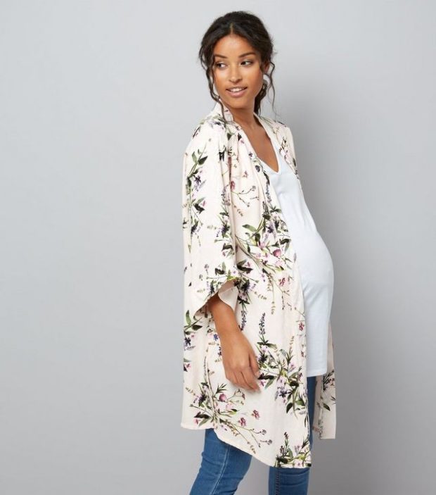 мода для беременных 2023: блузка с принтом