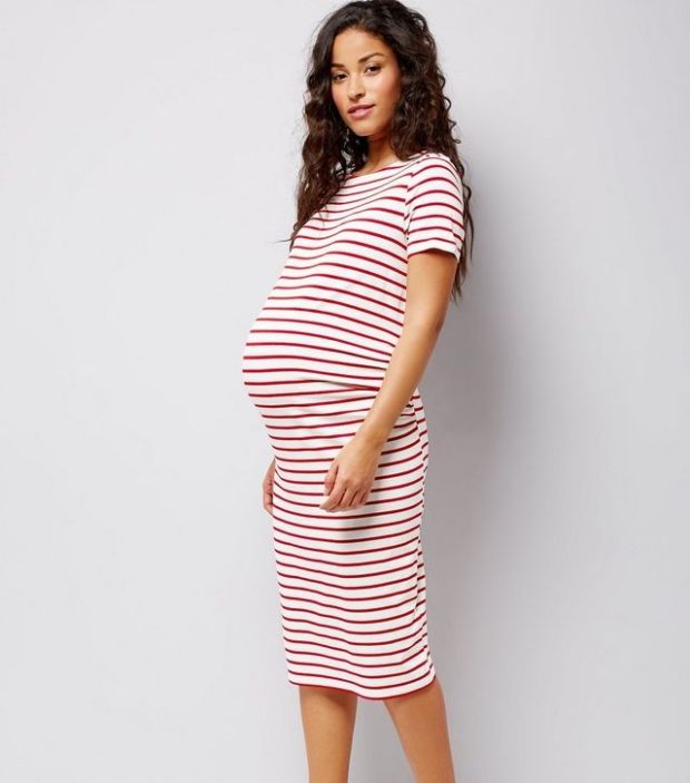 мода для беременных 2022: платье из льна с красными полосами