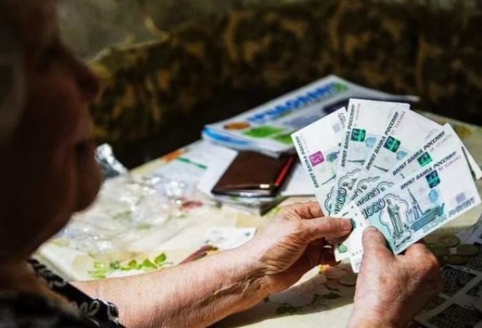 Пенсионерам 2 тысячи рублей на продукты и кому они положены