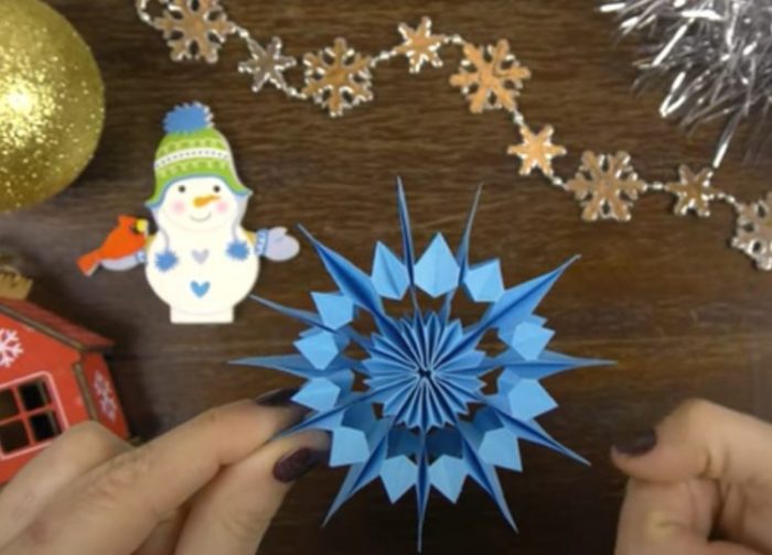 Как сделать снежинку из бумаги легко и красиво на Новый год 2021