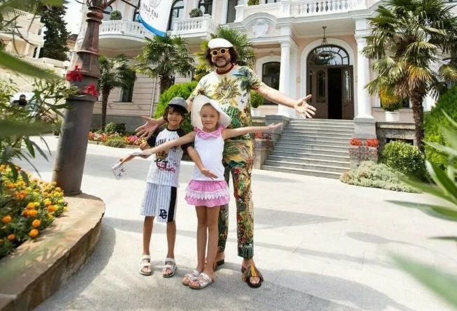 Филипп Киркоров отдыхает с детьми в шикарном особняке в Майами