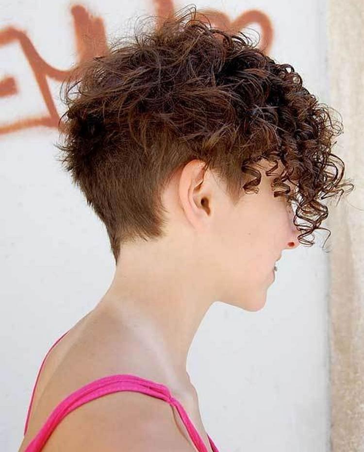 какие короткие стрижки выбрать на кудрявые волосы для женщин