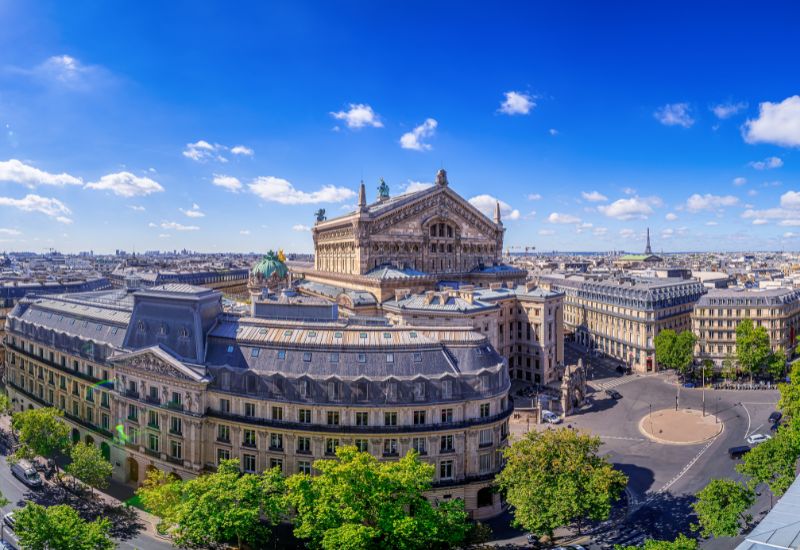 Париж столица Франции, куда можно поехать в мае