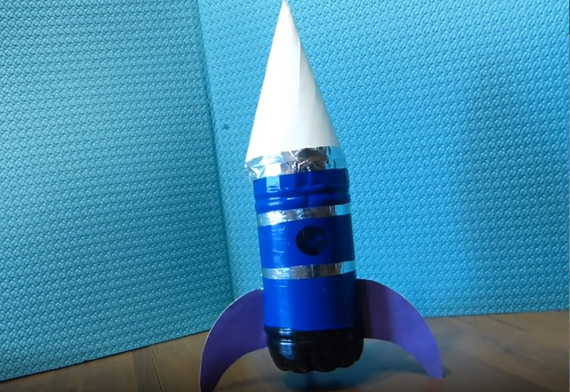 Ракета из пластиковой бутылки ко дню космонавтики