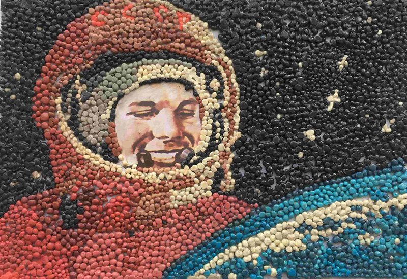 Картина-аппликация из круп космонавт