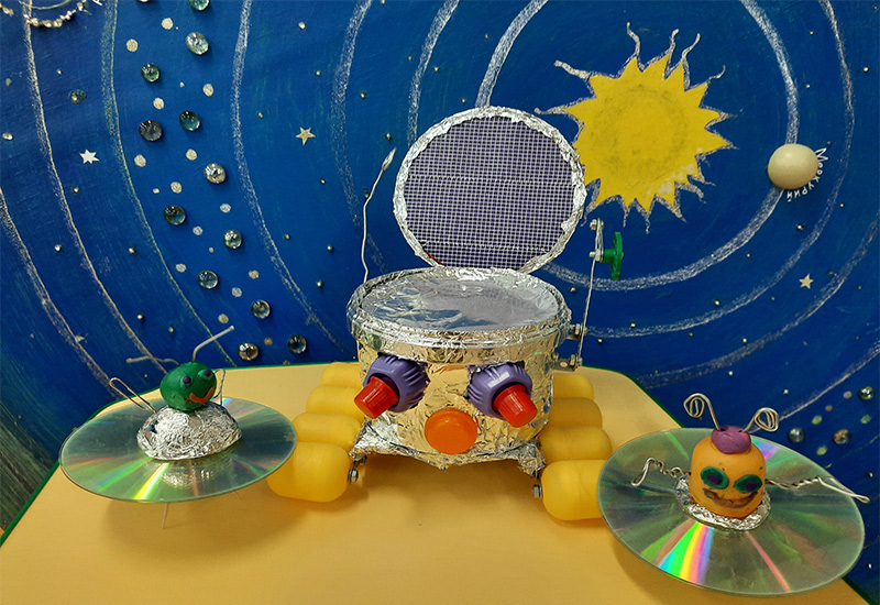 Композиция с луноходом из пластилина и коробки ко дню космонавтики