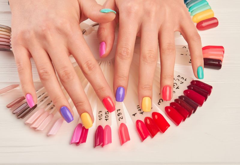 Маникюр с разноцветными ногтями на лето
