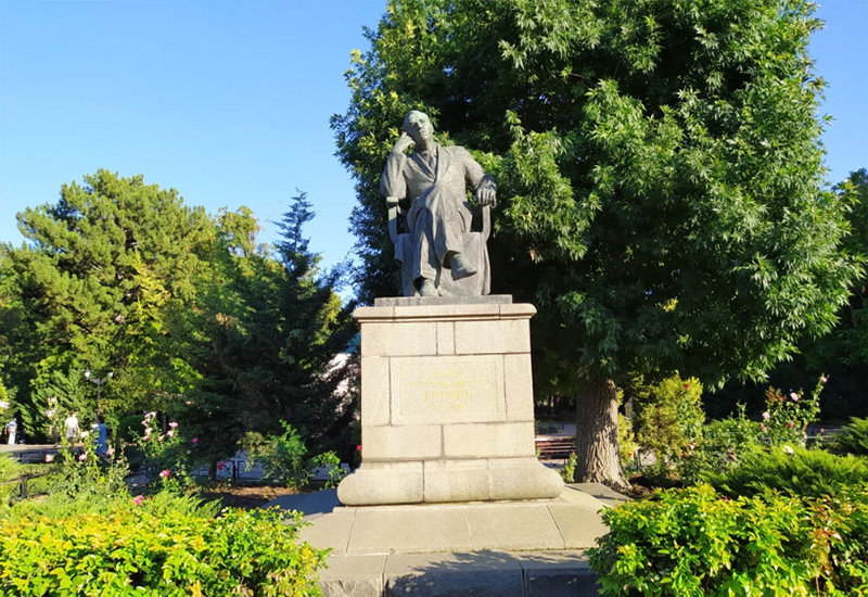 Памятник К. А. Тренёву в Симферополе